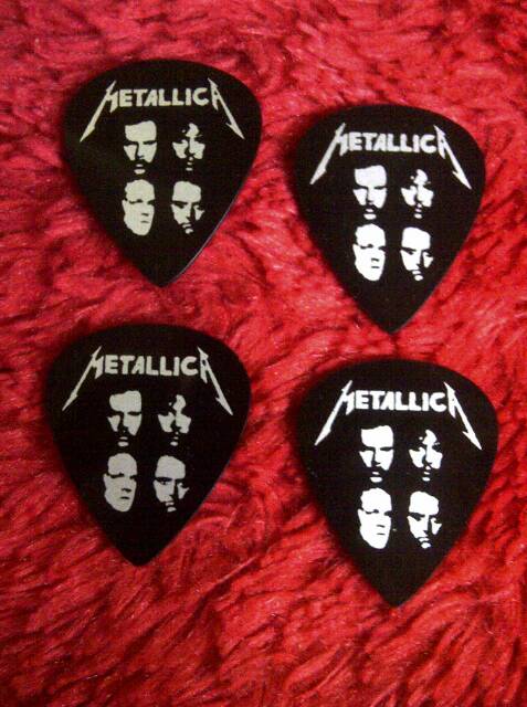 Pick Gitar METALLICA Selembar isi 20biji