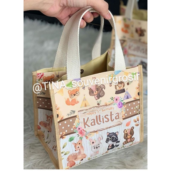 

TAS ULTAH " ERICA BAG " kwalitas ⭐PREMIUM ⭐ min 24 pc . uk 20 x 15 x 20 cm. ( pkai MAGNET) **PROMO JUNI 2022**