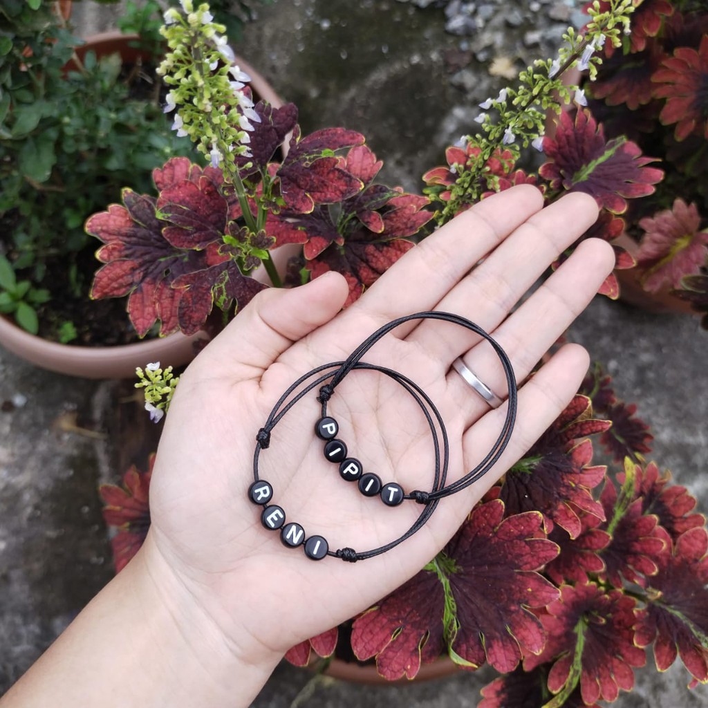 Gelang nama/gelang huruf bisa request nama/bulat pipih hitam