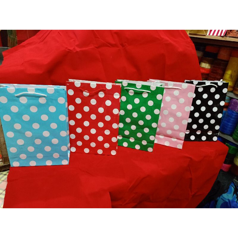 

paper bag buku polkadot bahan glossy new isi 12 pcs terlaris dan termurah