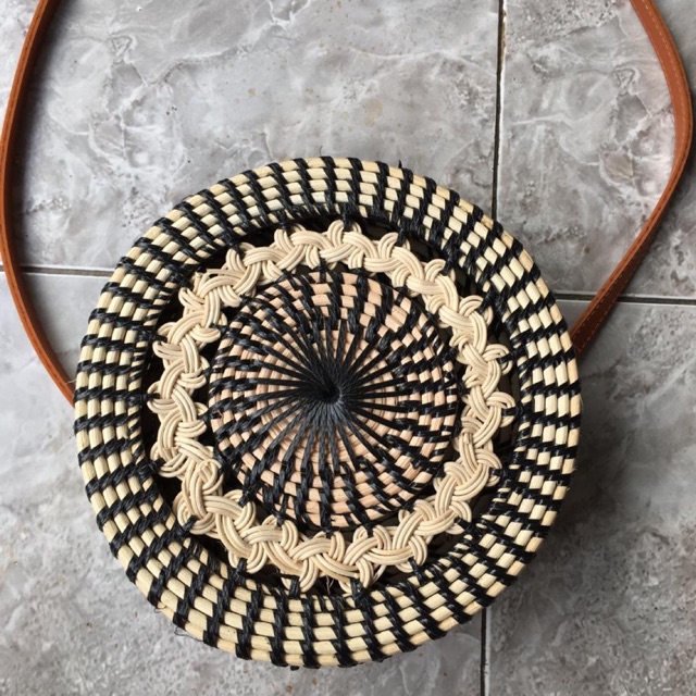 Tas rotan  gendit perpaduan warna  coklat hitam  edisi 