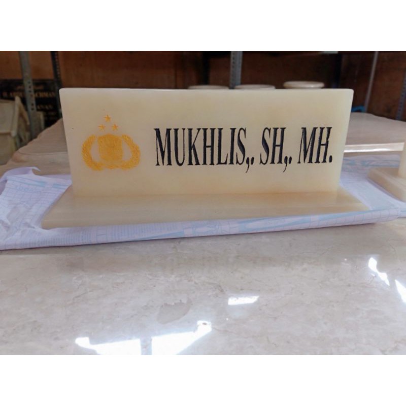 

Papan Nama Meja Onyx