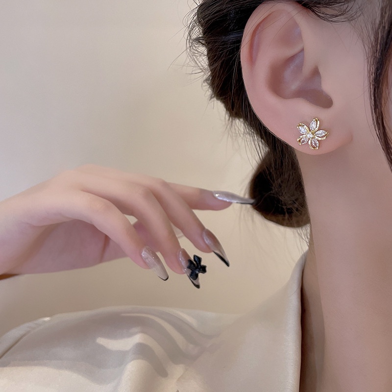 Anting Stud Desain Bunga Aksen Kristal Berlian Bahan S925 Silver Gold Gaya Korea Untuk Wanita