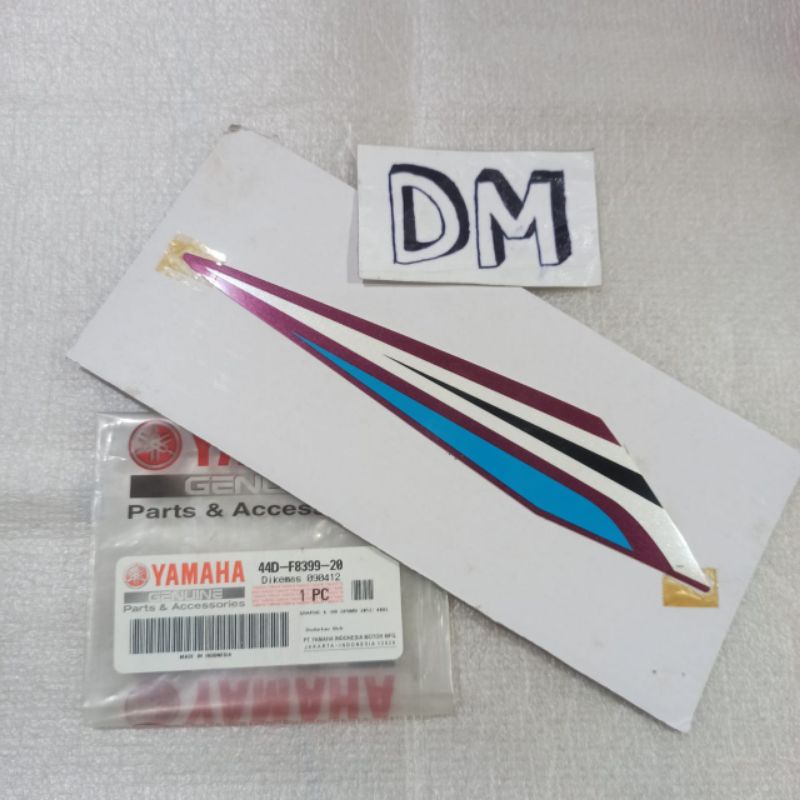 striping sticker stiker body legshield depan kanan warna merah Xeon Gt 125 2012 44D-F8399-20 asli or