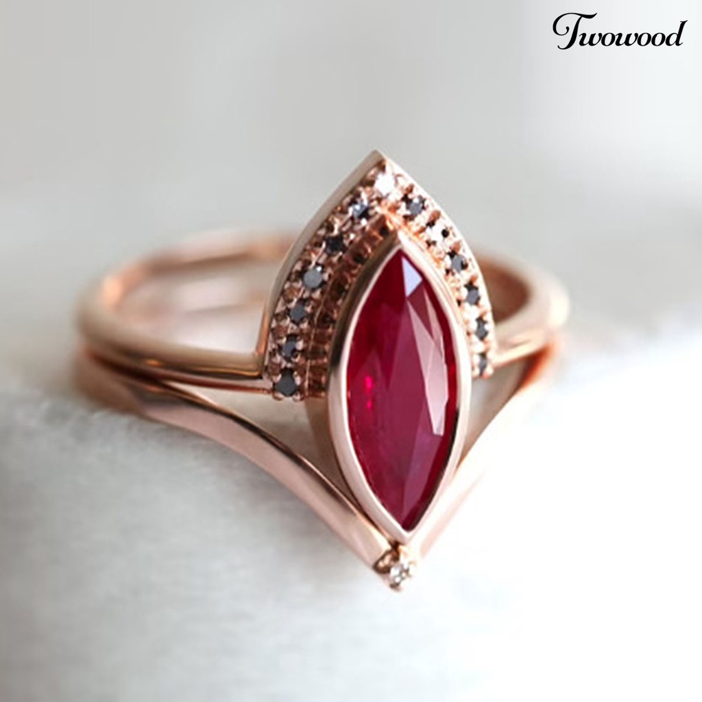 2pcs / Set Cincin Kristal Berlian Imitasi Bahan Alloy Warna Merah Prismatik Gaya Retro Untuk Pasangan