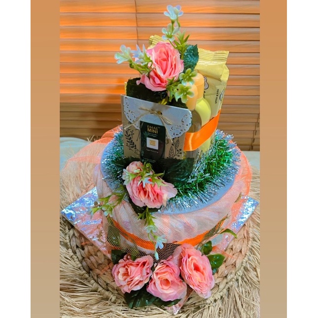 

Diapers Cake With Mini Gold