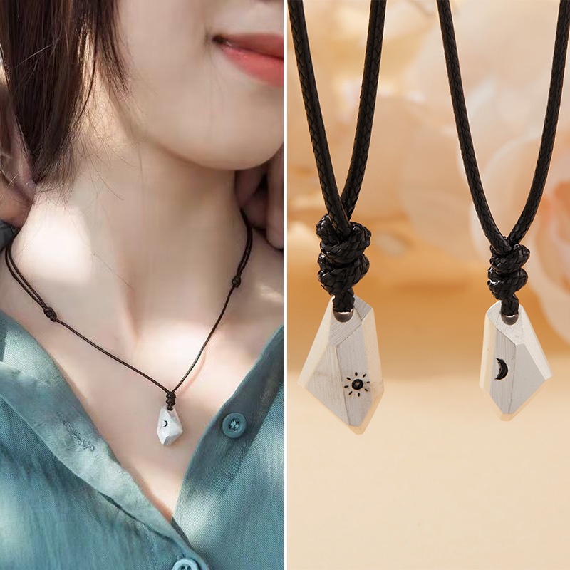 2pcs / Set Kalung Tali Kulit Dengan Liontin Batu Bulan Matahari Untuk Pasangan