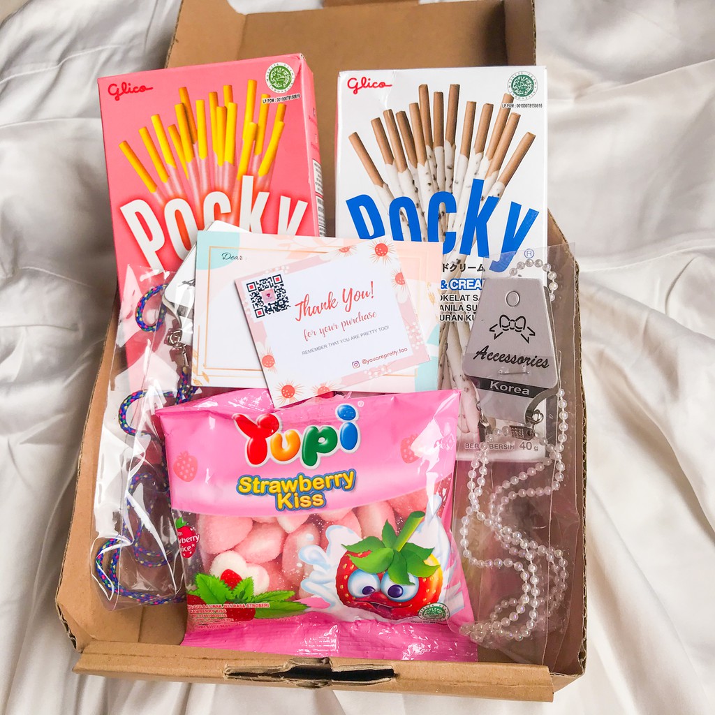 

VALENTINE GIFT BOX // SNACKS + STRAP MASKS