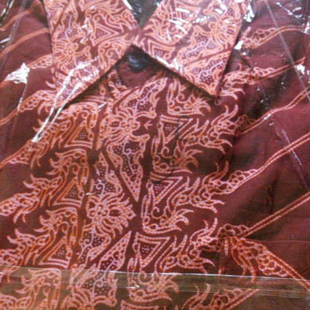 Bangsawan Kemeja Batik Pria Lapis Furing Katun Primisima Batik Warna Marun Maroon Batik Modern