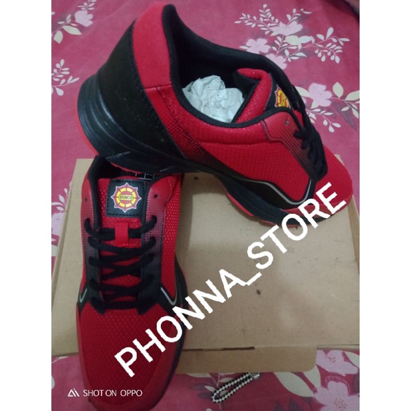 Sepatu olahraga polri