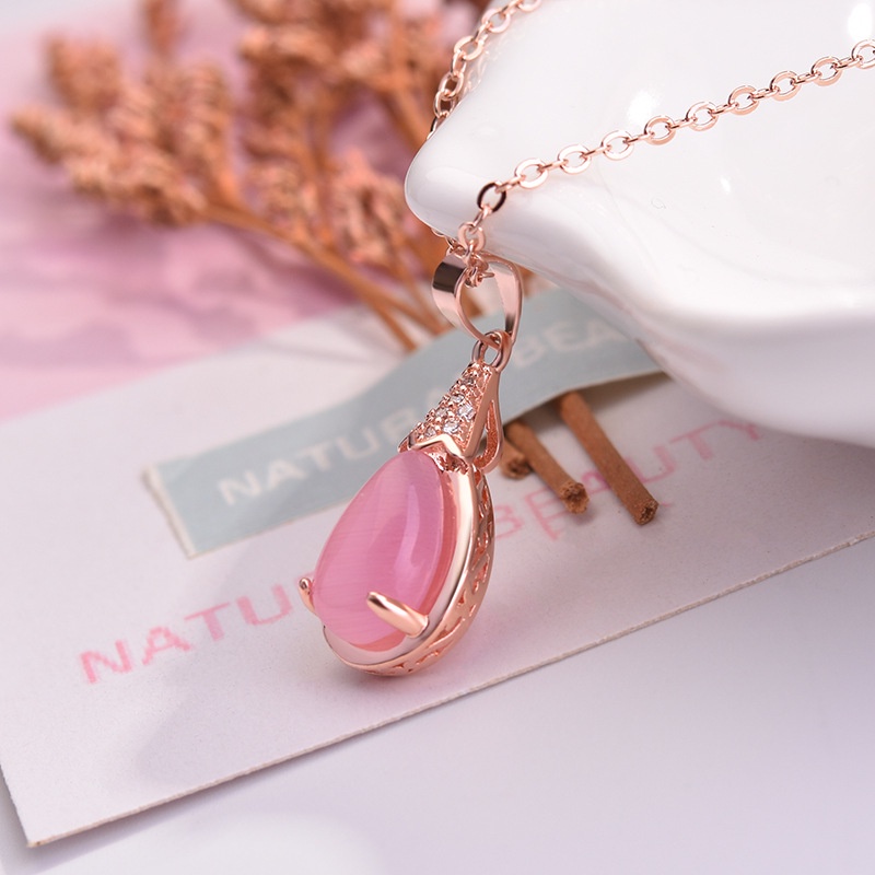 [Ready Stock]Fashion Inlaid Pink Crystal Pendant Simple Elegant Necklace