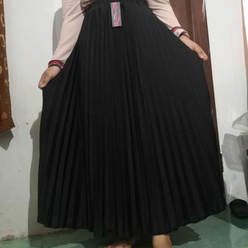 Rok plisket polos warna hitam