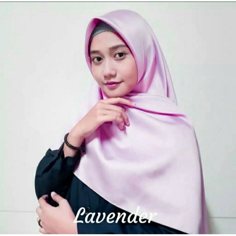 Jilbab segi empat lavender / ungu / lilac satin maxmara