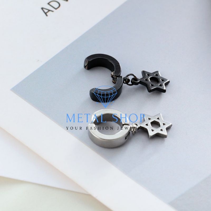 2 Pcs Anting Jepit Warna Hitam dan Putih Variasi Bintang Untuk Pria Dan Wanita Bahan Titanium Anti Karat