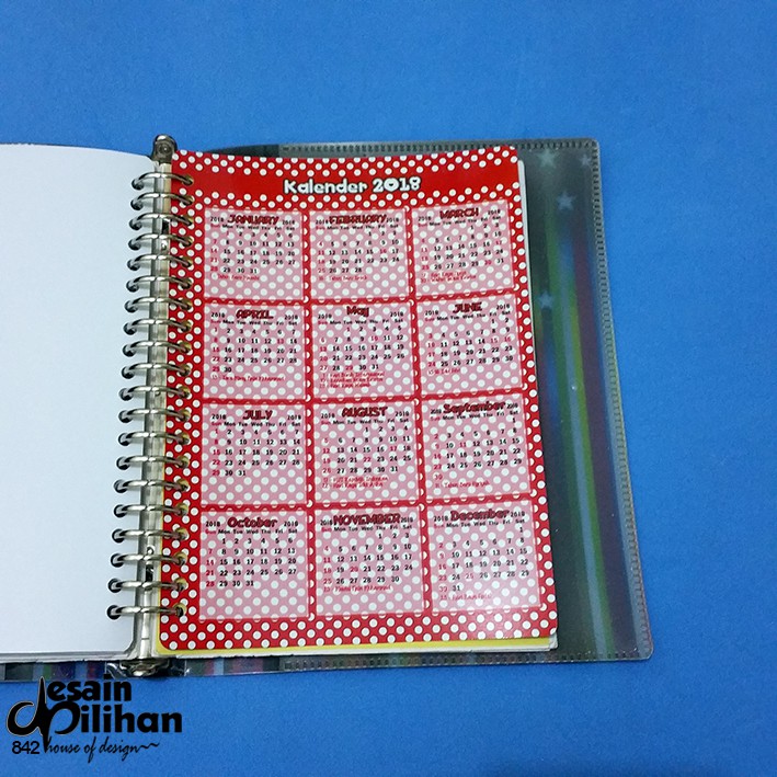 

Kalender 2025 Red Polkadot Binder Organizer 2 Ring, 6 Ring, 20 Ring, 26 Ring Glossy Murah (Tahun bisa request)