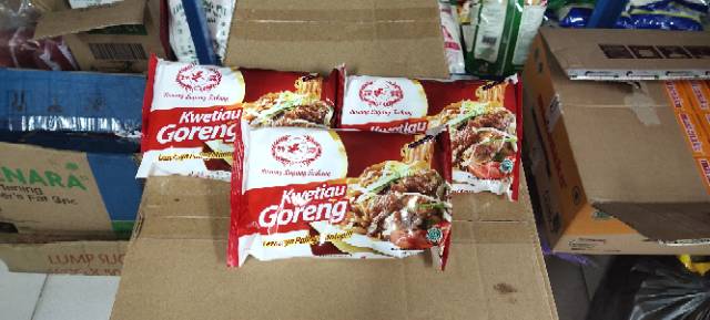 Kwetiau goreng cap burung layang // kwetiau goreng  per dus isi 20 bungkus