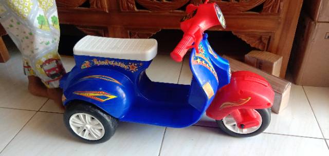 FD 307 Mainan motor vespa dorong lucu lengkap dengan helm nya