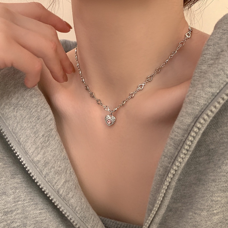 Kalung Rantai Klavikula Desain Hati Aksen Berlian Warna Pink Untuk Wanita