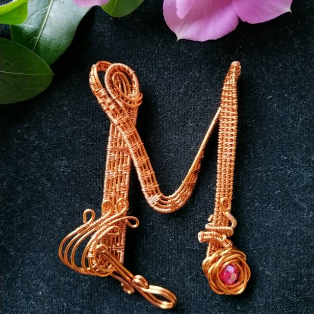 Bros/liontin/nametag huruf M