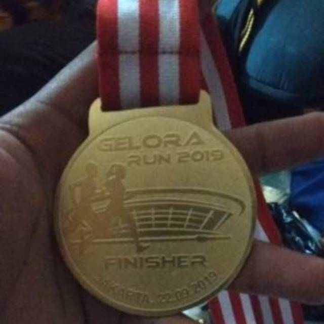 2mm satu muka medali kuningan embos huruf timbul