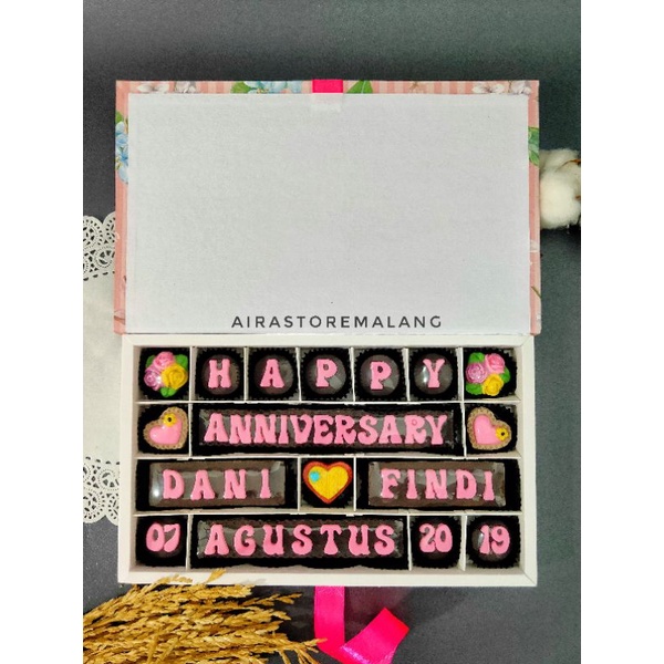 

Coklat Giftbox Ulang Tahun, HBD, Anniversary Souvenir Pernikahan Karakter Custom 28 Sekat