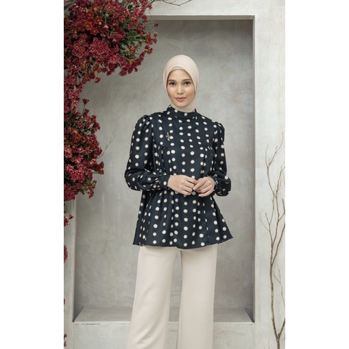 gina blouse black L (non store) wearing klamby