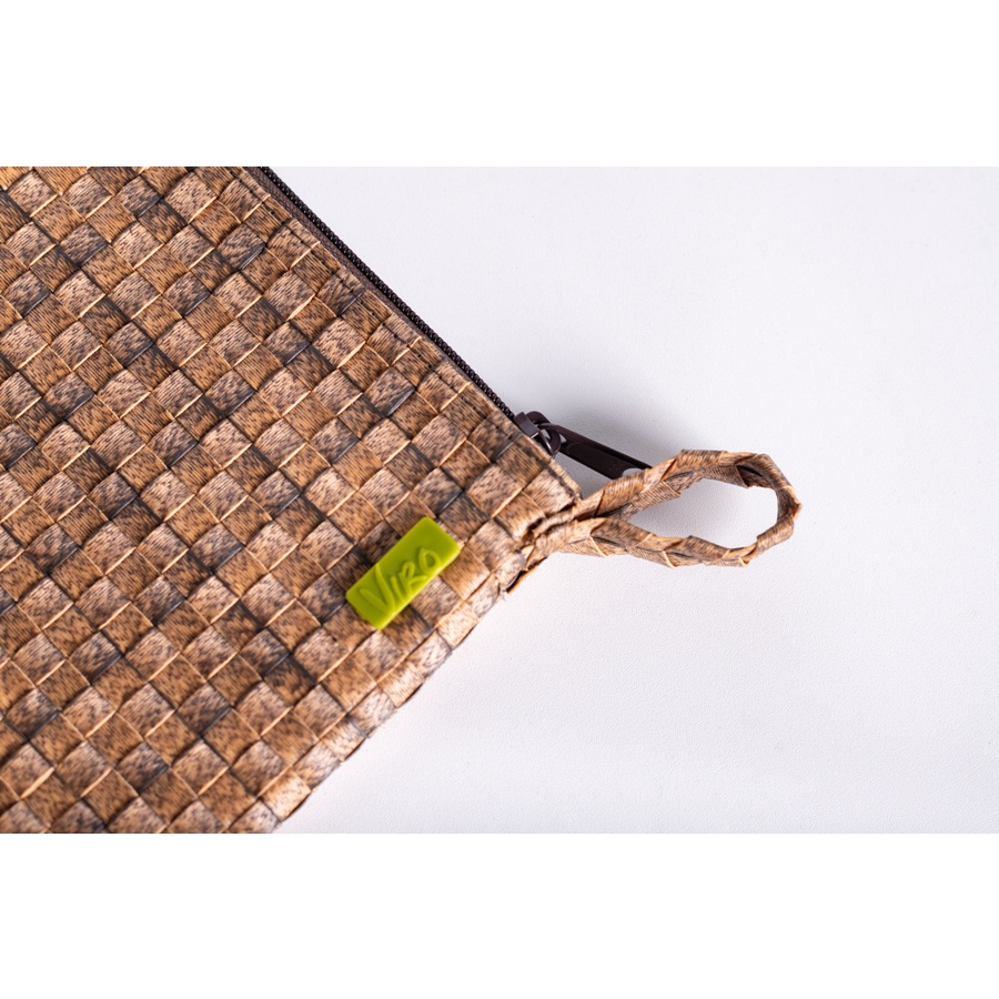 Clutch Wanita &quot;Zip Clutch With Handle in Warm Wood&quot;