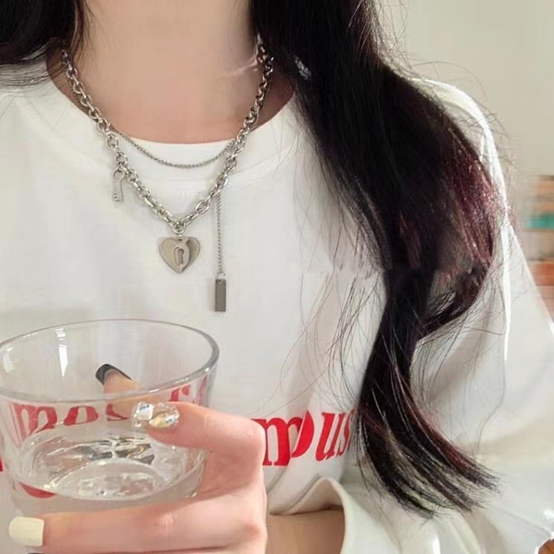 Kalung Rantai Klavikula Lapisan Ganda Desain Kunci Hati Gaya Korea Hip Hop Untuk Wanita