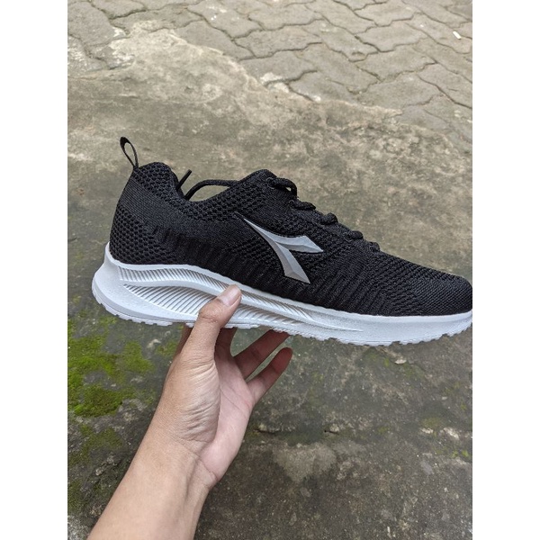 Sepatu Sneakers Running Diadora Joule Black Original