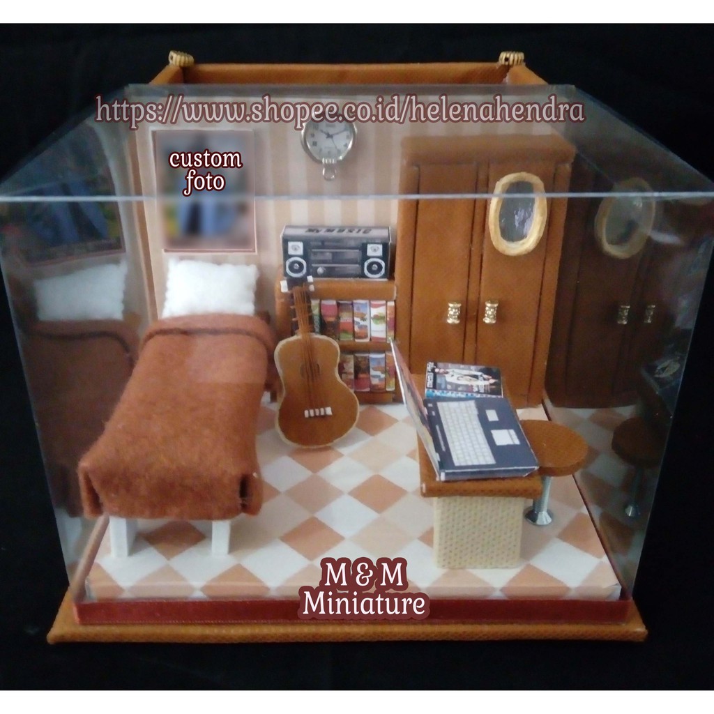 

Miniatur Kamar Cowok dengan Tempat Stationery Hadiah Ulang Tahun Cowok kado Unik Custom Foto