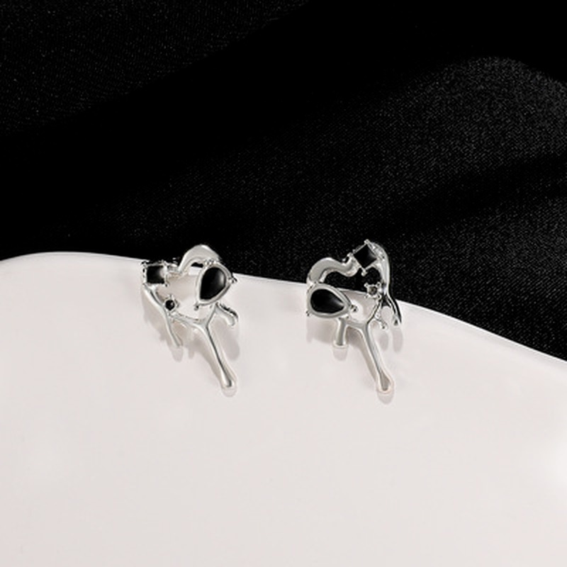 1 Pasang Anting Stud Bentuk Hati Bahan Alloy Gaya Korea Untuk Wanita