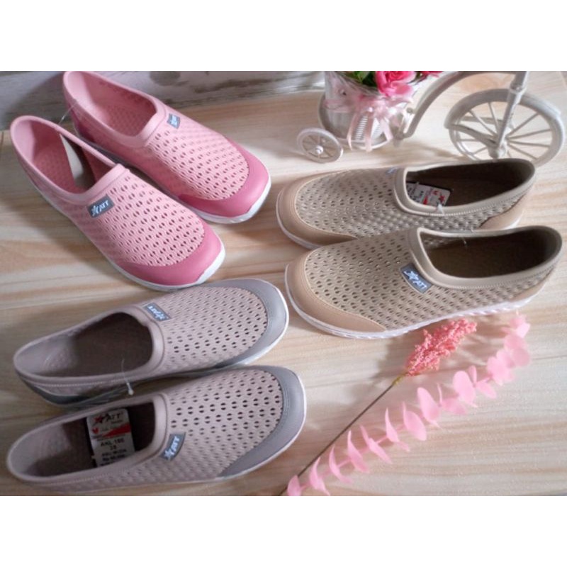 sepatu karet wanita att akl 160