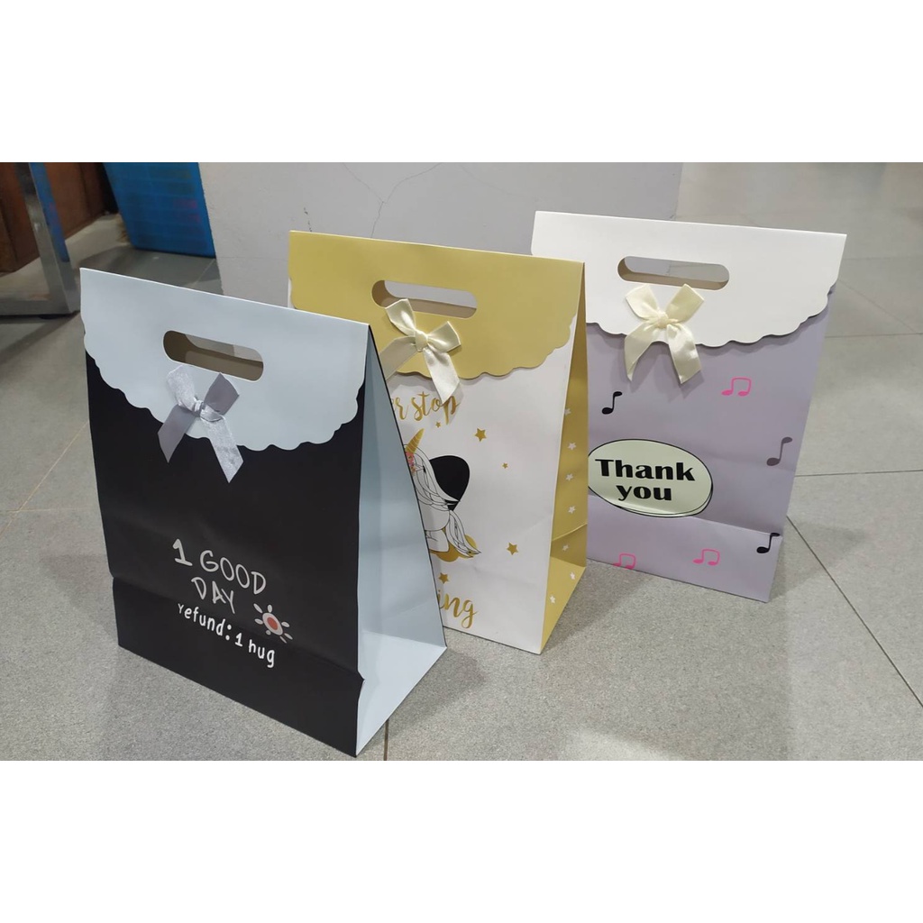 

Paper Bag / Tas Kantong Kertas Kado Hadiah Ukuran Sedang / Medium