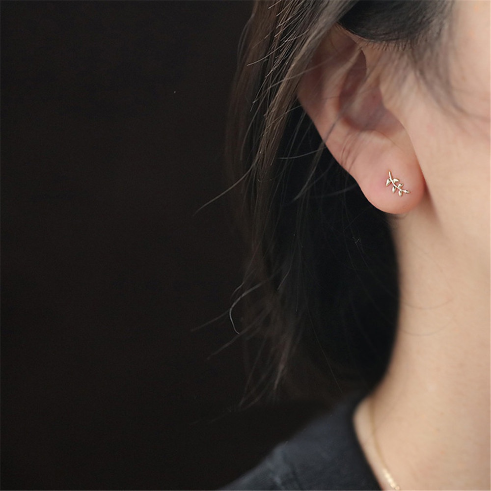 1 Pasang Anting Pejantan Korea Temperamen Mini Emas Cabang Zaitun untuk Wanita