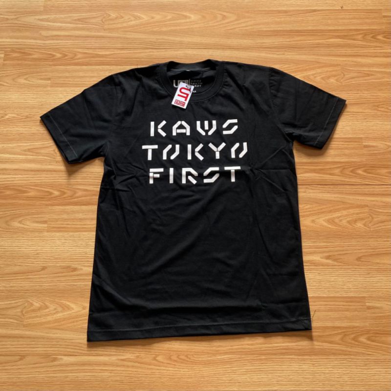 KAOS TSHIRT UNIQLO KAWS TOKYO FIRST BLACK UNISEX