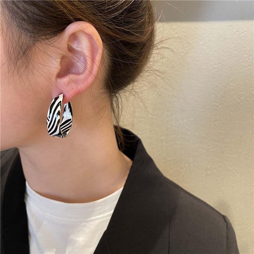 Anting Stud Bentuk C Motif Garis Hitam Putih Bahan Akrilik Resin Gaya Korea Untuk Wanita