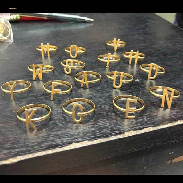 Cincin emas dengan model inisial emas 22k