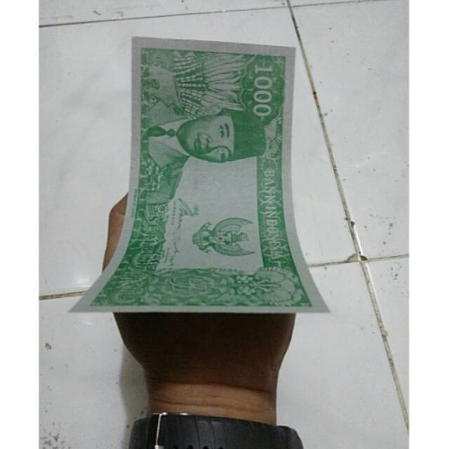 Uang kertas 1000 rupiah sukarno 1964 buat souvenir bisa melengkung sendiri ditangan