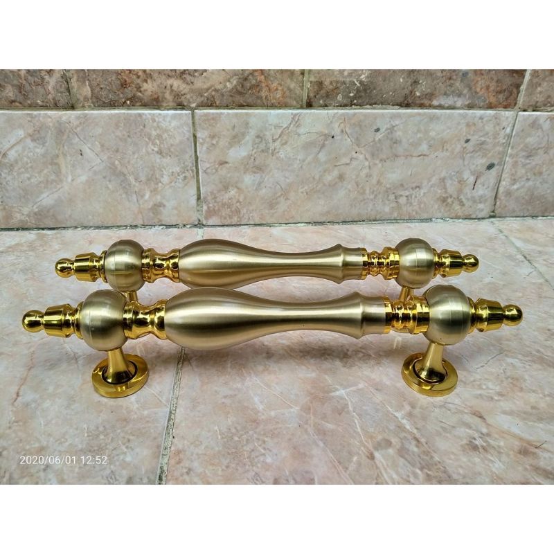 handel pintu rumah kuningan motif vas gold 30 cm, handle pintu kupu tarung antik klasik
