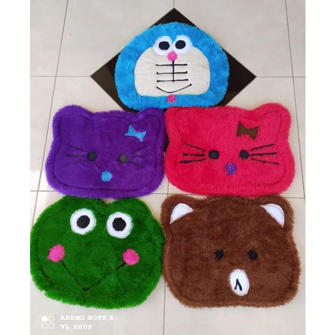Kesed kaki karakter bulu rasfur anti slip