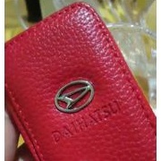 Dompet KULIT Stnk plus gantungan kunci REMOTE MOBIL LOGO Daihatsu XENIA / TERIOS warna hitam merah