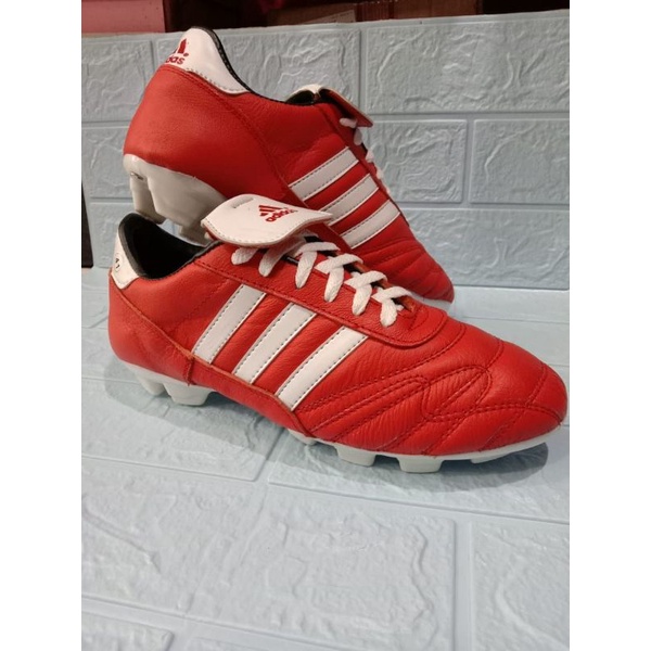 Sepatu bola asli kulit