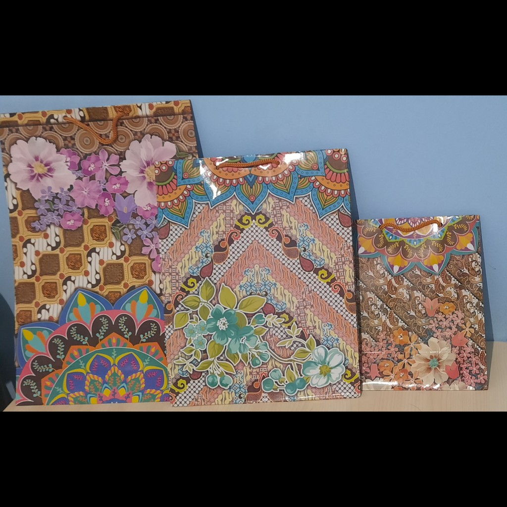 

Paper Bag/ Goodie Bag Motif Batik Arwana Ukuran S Ukuran M Ukuran L