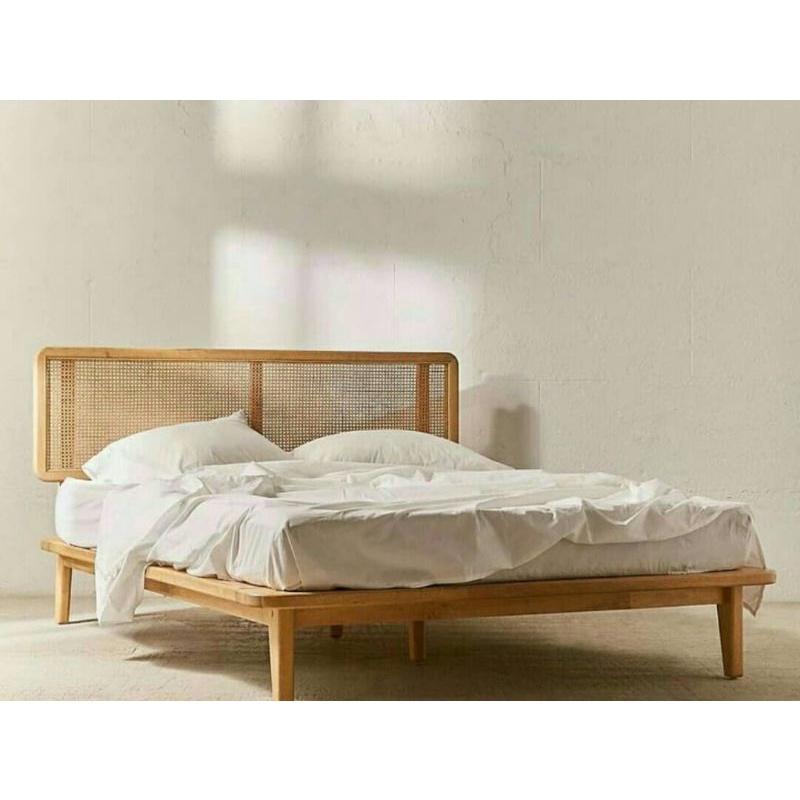 Ranjang / divan / tempat tidur kayu jati sandaran rotan