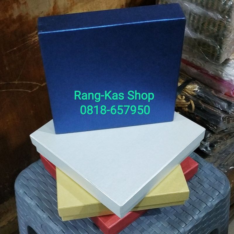 

Giftbox kotak kado 18x18x3.5 cm