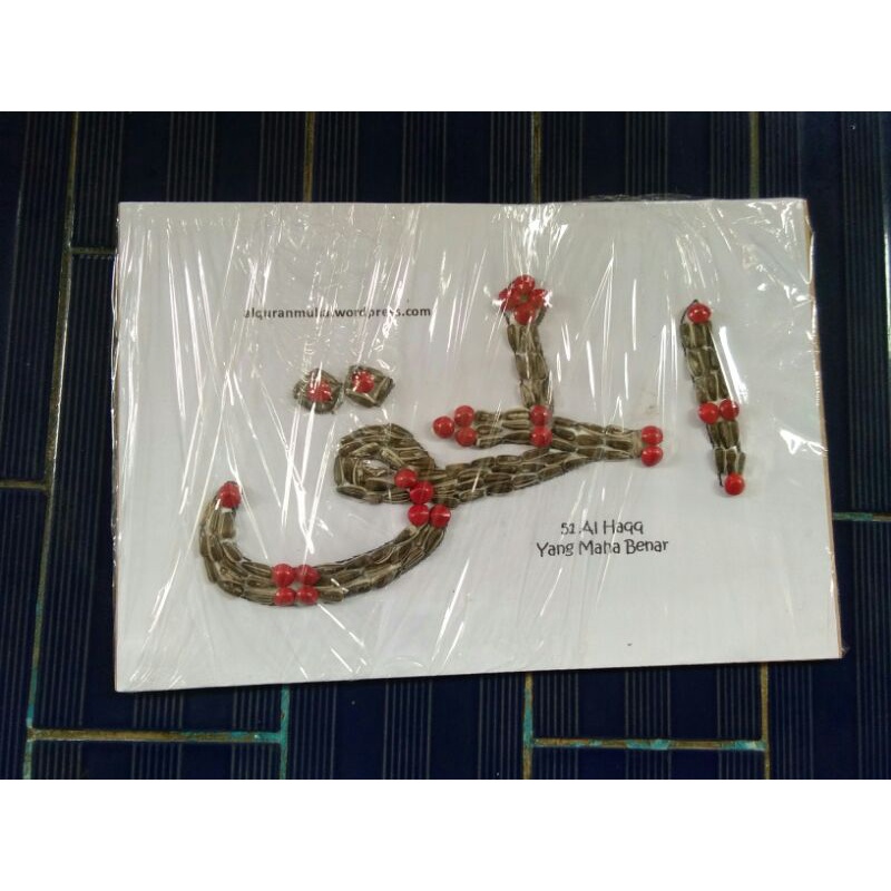 kolase biji bijian huruf kaligrafi asmaul husna al haqq