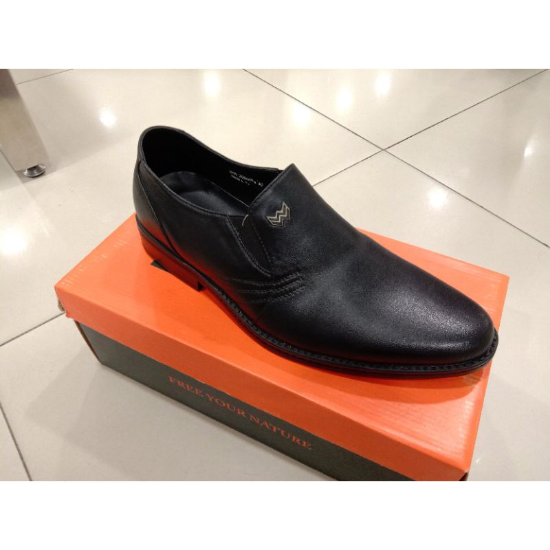 Sepatu formal pria merk watchout