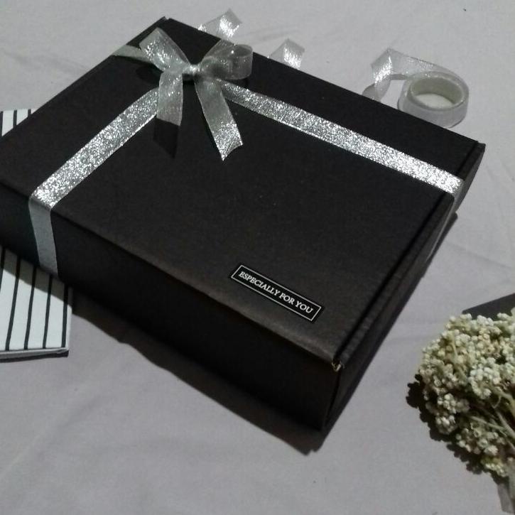 

Jangan Ketinggalan order.. GIFT BOX COFFEE HITAM PUTIH HAMPERS COWOK AESTHETIC BLACK SERIES KADO GREDUATION KADO WISUDA HADIAH ULANG TAHUN COWOK