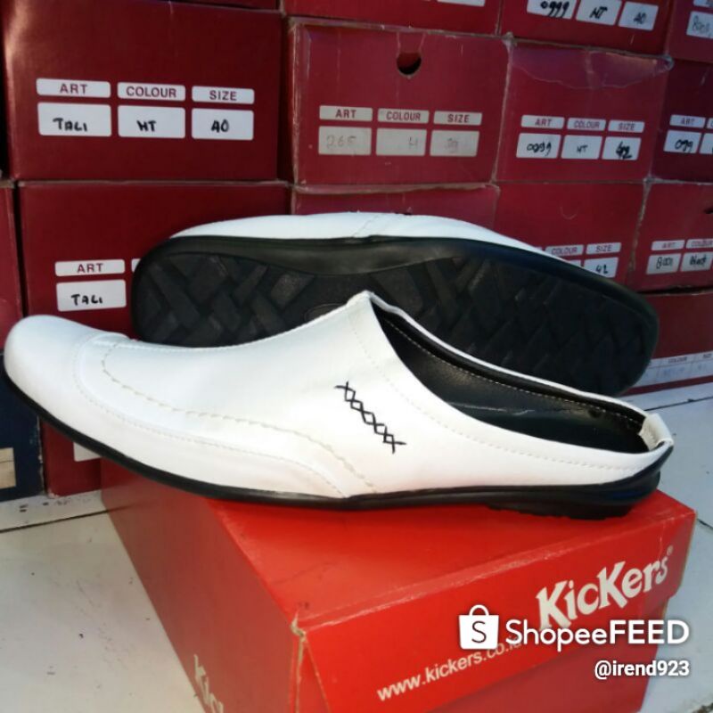 sepatu slop bustong habib bahar kickers putih dan hitam.