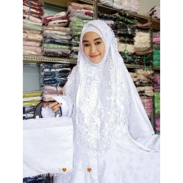 MUKENA TERUSAN SUTRA JEPANG SWAROZKI PUTIH DAN MILO